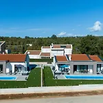 Francis - Pool And Whirlpool Vošteni
