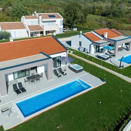 Francis - Pool And Whirlpool 빌라