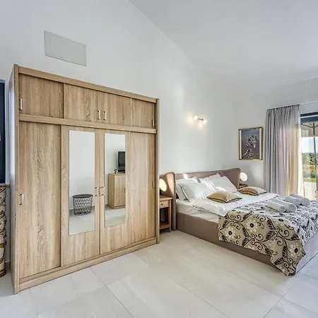 Francis - Pool And Whirlpool Villa *