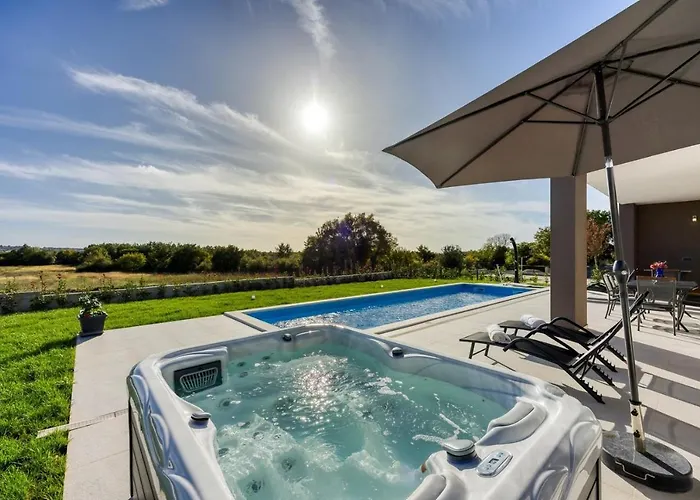 Francis - Pool And Whirlpool Villa *